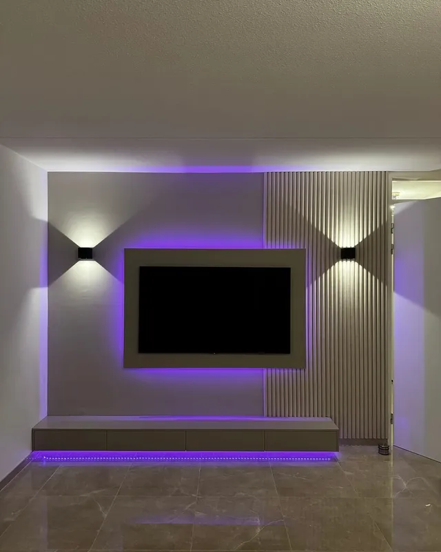 Tv-wand met verticale lamellen, een verzonken televisiescherm, wandlampen en indirecte led-verlichting
