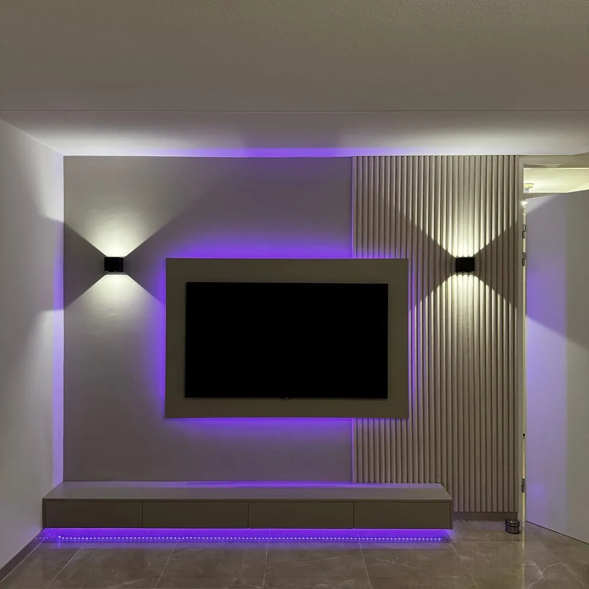 Tv-wand met verticale lamellen, een verzonken televisiescherm, wandlampen en indirecte led-verlichting
