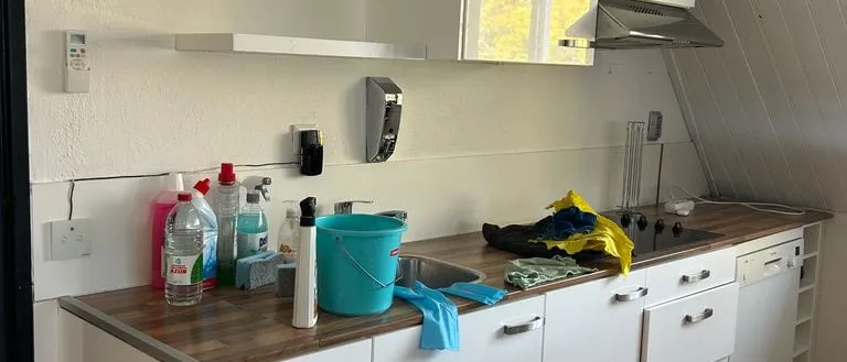 Keuken met bovenkastjes en een werkblad langs de wand, voor de demontage