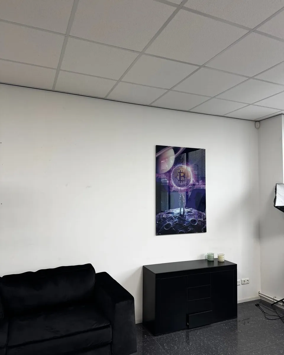 De kantoorruimte voor het werk, met alleen de paneelverlichting in het systeemplafond