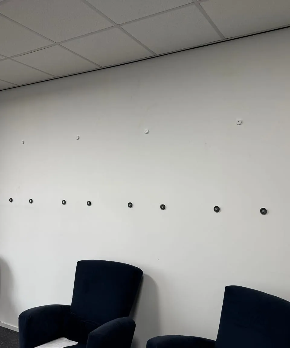 De lange wand voor de montage, nog zonder armaturen boven de zithoek